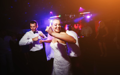 6 Dance Moves You See At Every Irish Wedding
